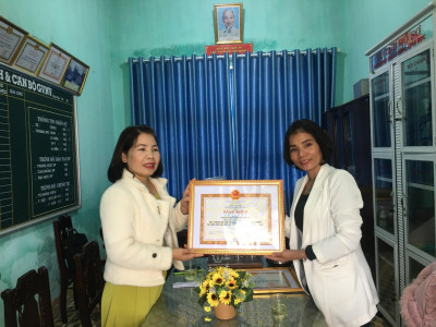 Trường Tiểu học Lê Hoàn (xã Tam Dân) nhận Bằng khen của Giám đốc BHXH Việt Nam