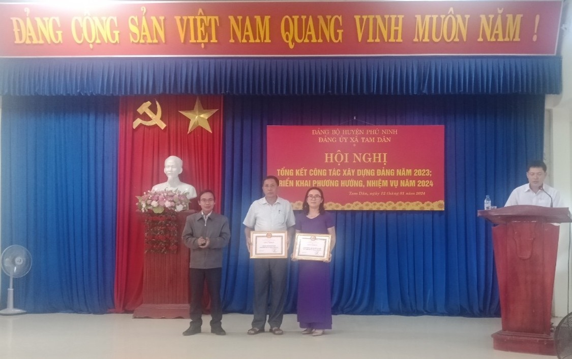 (Đồng chí Huỳnh Xuân Chính- PBT Huyện uỷ, Chủ tịch UBND huyện Phú Ninh trao giấy khen cho các tập thể hoàn thành xuất sắc nhiệm vụ năm 2023)