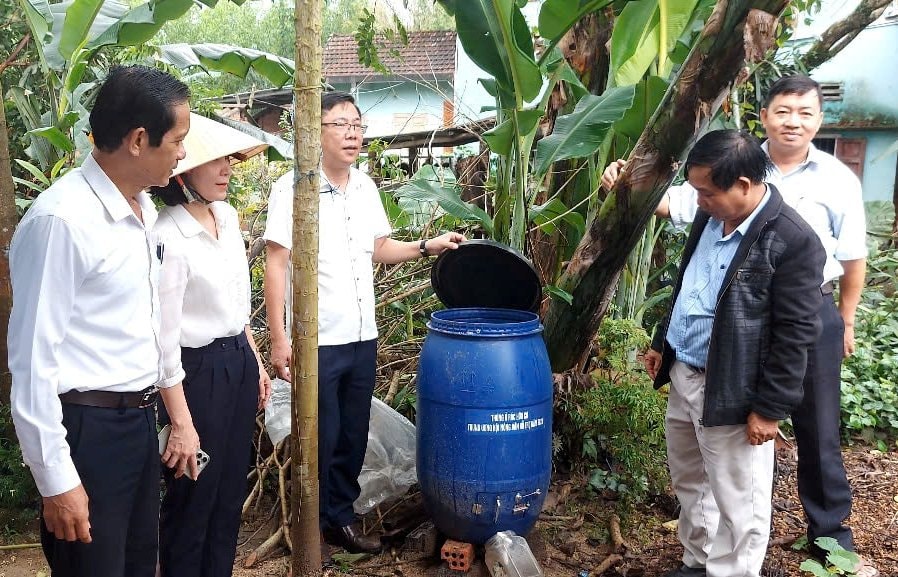 Đoàn công tác kiểm tra thực tế một số hộ nông dân tham gia dự án. Ảnh: XUÂN LAM